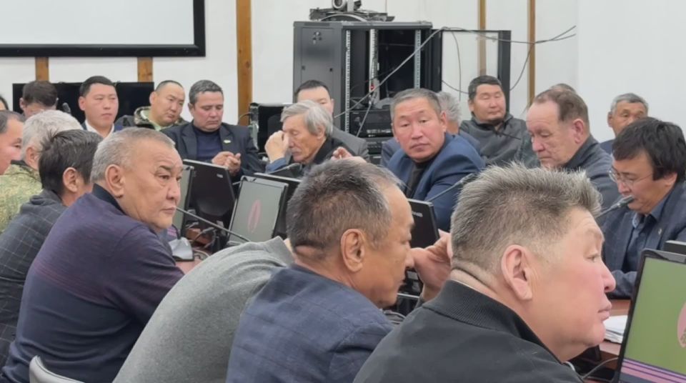 Бгн Таатта улууугар Ил Тмэн Судаарыстыбаннай Мунньаын бэрэссэдээтэлэ Алексей Еремеев уонна Ил Тмэн Уопсастыбаннай сэбиэтин чилиэнэ, юрист Макар Яковлев кэлэн олохтоох бэйэни салайыныыга киирээри турар Сокуон барылын, Трт...