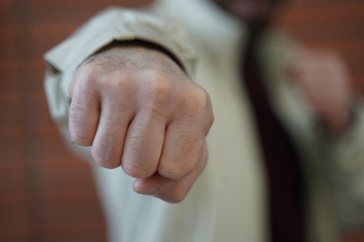 Заплатит 300 тысяч рублей мужчине, которого избил и сломал ему нос