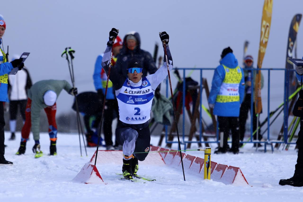 КТО БЫСТРЕЕ — ЛЫЖНИК ИЛИ БИАТЛОНИСТ? ИТОГИ ПЕРВОГО ДНЯ «КУБКА СЕЛИГДАРА» КТО БЫСТРЕЕ — ЛЫЖНИК ИЛИ БИАТЛОНИСТ? ИТОГИ ПЕРВОГО ДНЯ «КУБКА СЕЛИГДАРА»