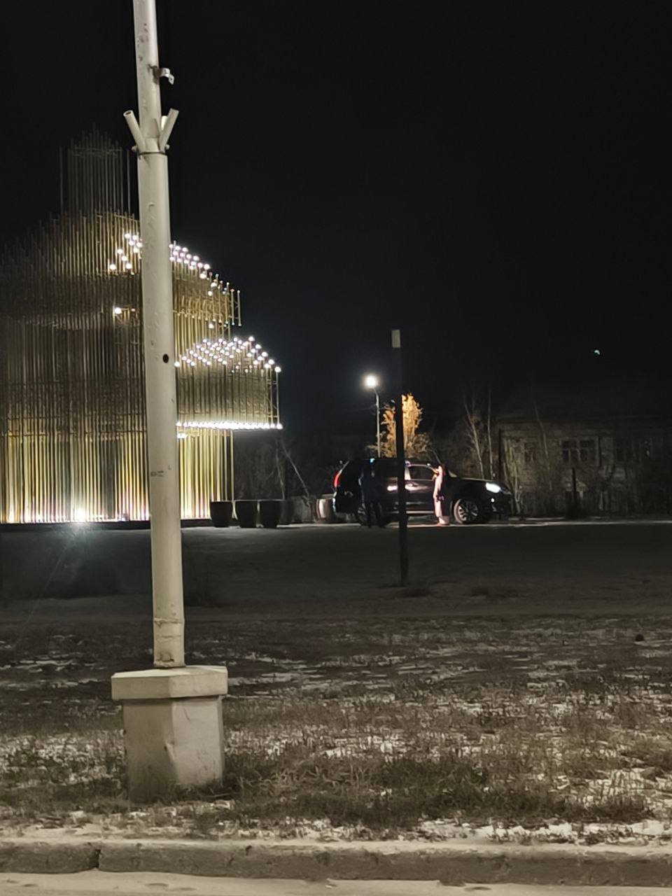 #пишут насколько допустимо парковать автомобили так на городской площади у стеллы Ворота Якутска и выкладывать в соцсети? Разве это соответствует правилам дорожного движения и общепринятым нормам поведения в общественных...