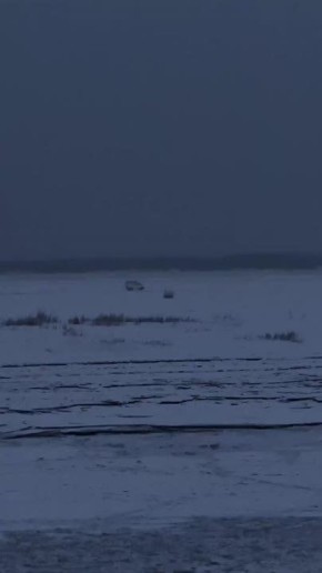 Рисковый автомобилист рассекает по неокрепшему льду реки в районе Жатая