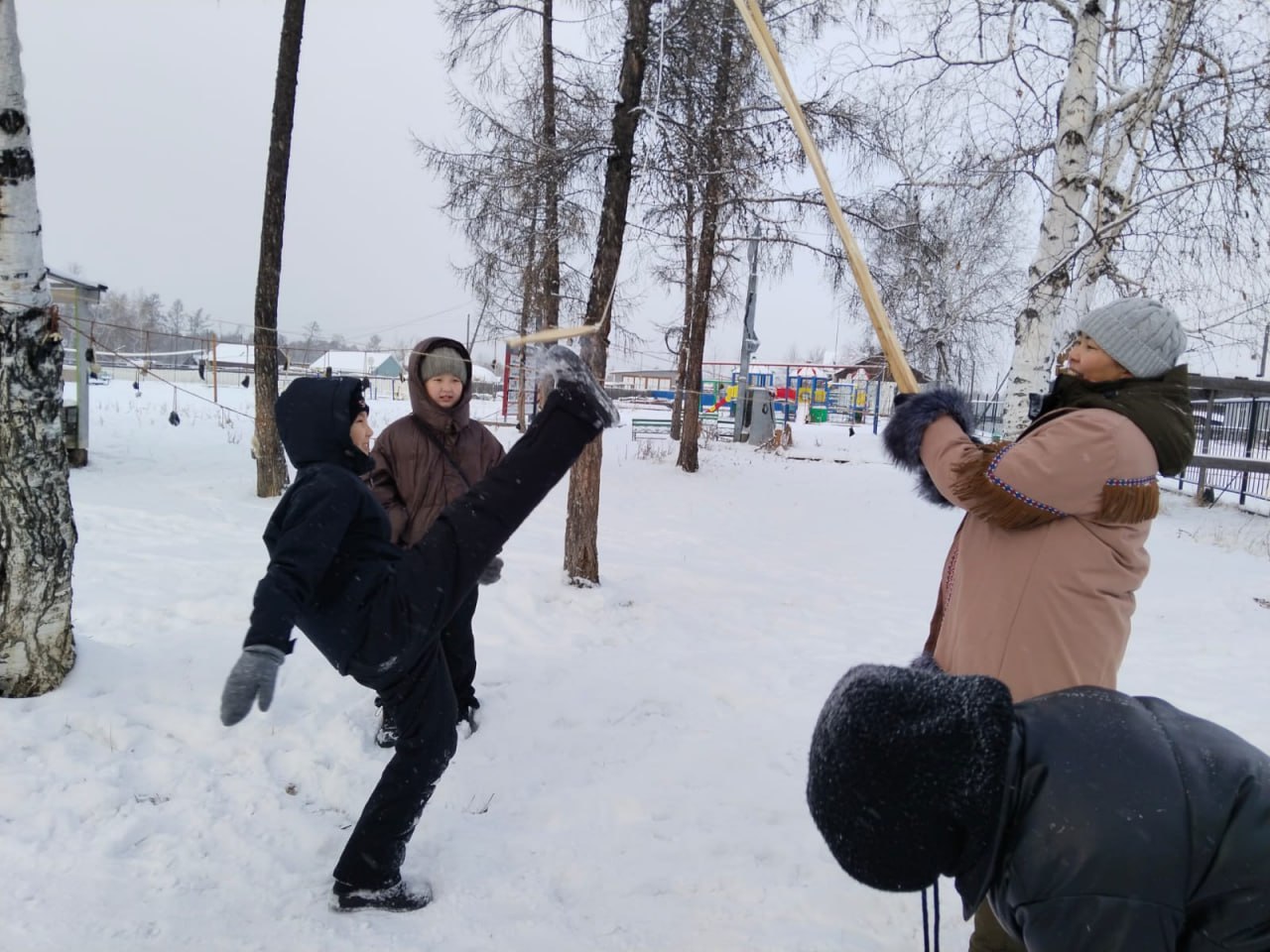 #Синилгэн. В эвенкийском селе Эжанцы сегодняшний день богат на события – состоялся праздник первого снега Синилгэн #Синилгэн. В эвенкийском селе Эжанцы сегодняшний день богат на события – состоялся праздник первого снега Синилгэн