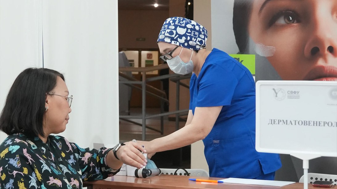 Специалисты Клиники СВФУ провели консультации на фестивале студенческих семей