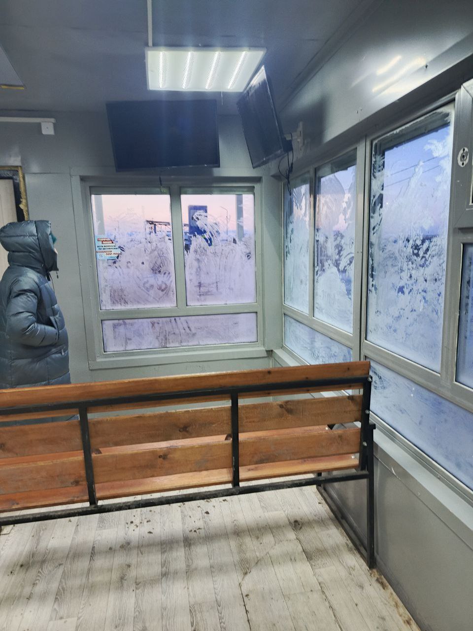 На тёплой автобусной остановке «19 школа» зафиксировано отключение системы обогрева