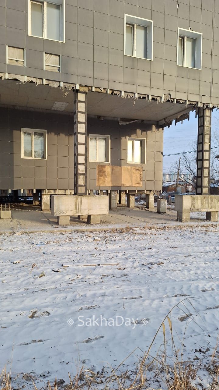 И снова долгострой на ул. Жорницкого поменял "вывеску"! Неужели прав наш подписчик, который дал такой прогноз: "Скоро вообще в минус уйдет!" @sakhaday И снова долгострой на ул. Жорницкого поменял "вывеску"! Неужели прав наш подписчик, который дал такой прогноз: "Скоро вообще в минус уйдет!" @sakhaday