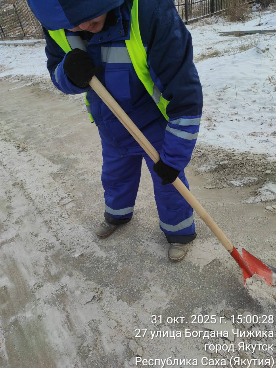 Расчистка тротуаров подрядчиком Управы Промышленного округа