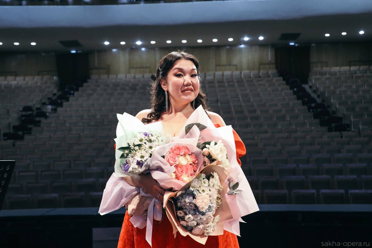 Двойной триумф: Екатерина Захарова стала заслуженной артисткой Якутии Двойной триумф: Екатерина Захарова стала заслуженной артисткой Якутии
