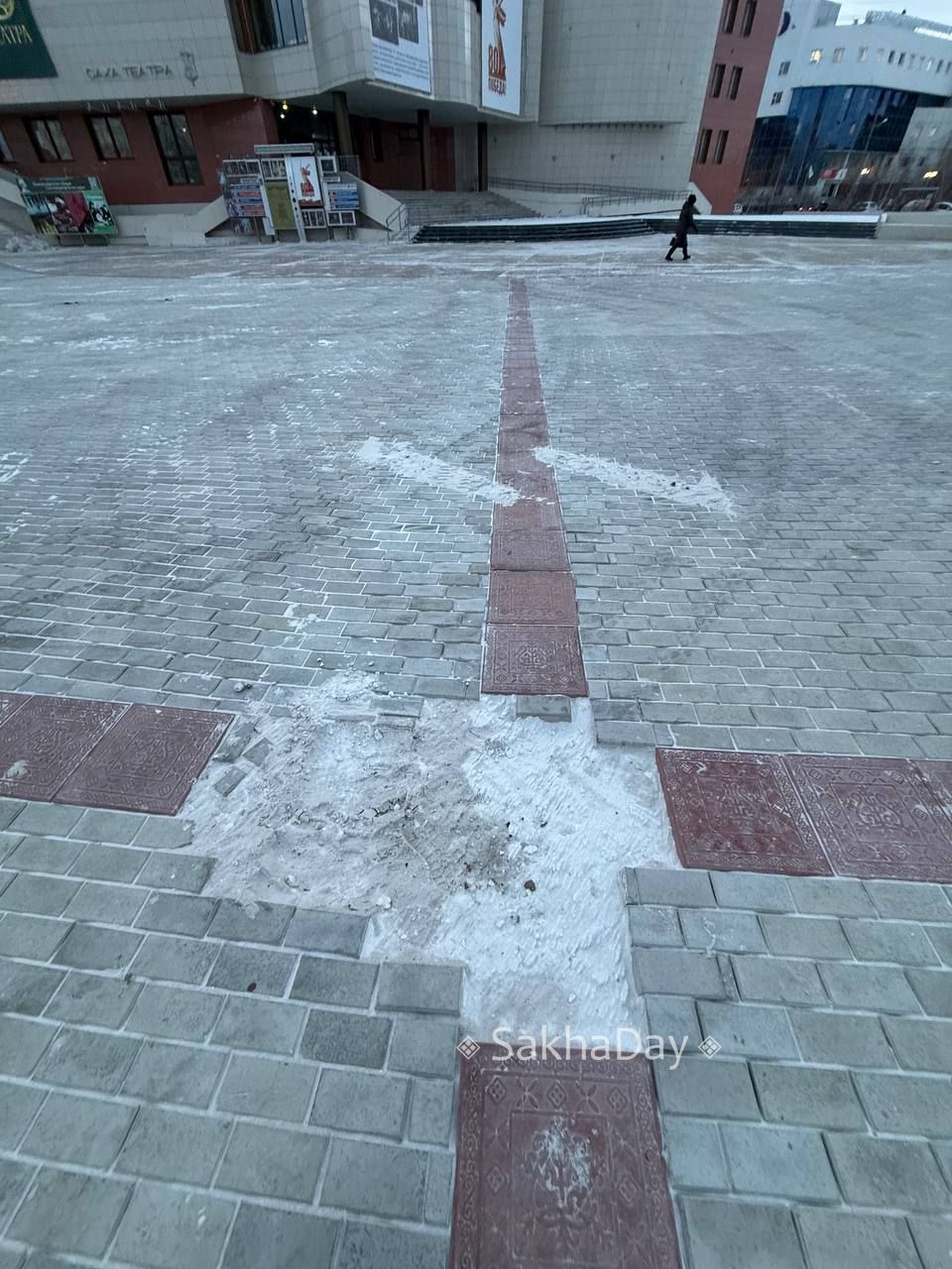 Плитку кажется забыли проложить Плитку кажется забыли проложить