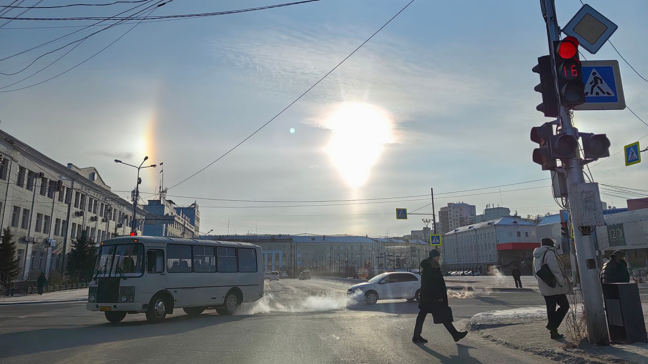 Наш подписчик прислал фото красивого явления природы — солнечного гало над Якутском