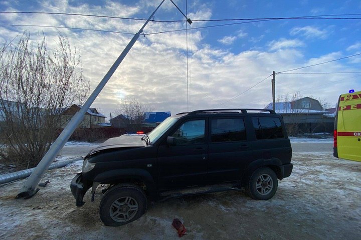 Мужчина наехал на столб и умер в Якутске Мужчина наехал на столб и умер в Якутске