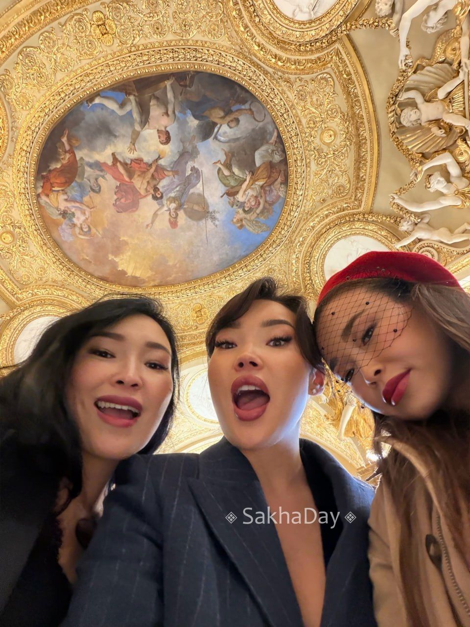 Красотки якутянки станцевали осуохай перед Лувром и поинтересовались, кому что взять Красотки якутянки станцевали осуохай перед Лувром и поинтересовались, кому что взять