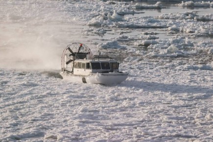 Единственными способами перебраться на другой берег реки Лена в межсезонье остаются воздушные подушки и аэроботы