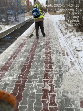 Работа подрядчика Управы Центрального округа по уборке тротуаров