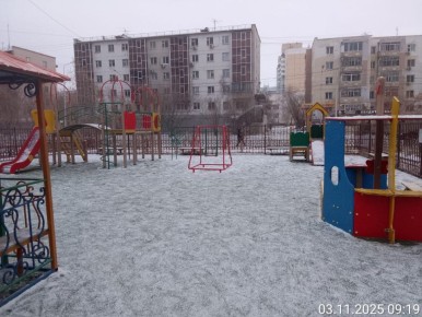 Уборка муниципальными дворниками детских площадок на территории Строительного округа