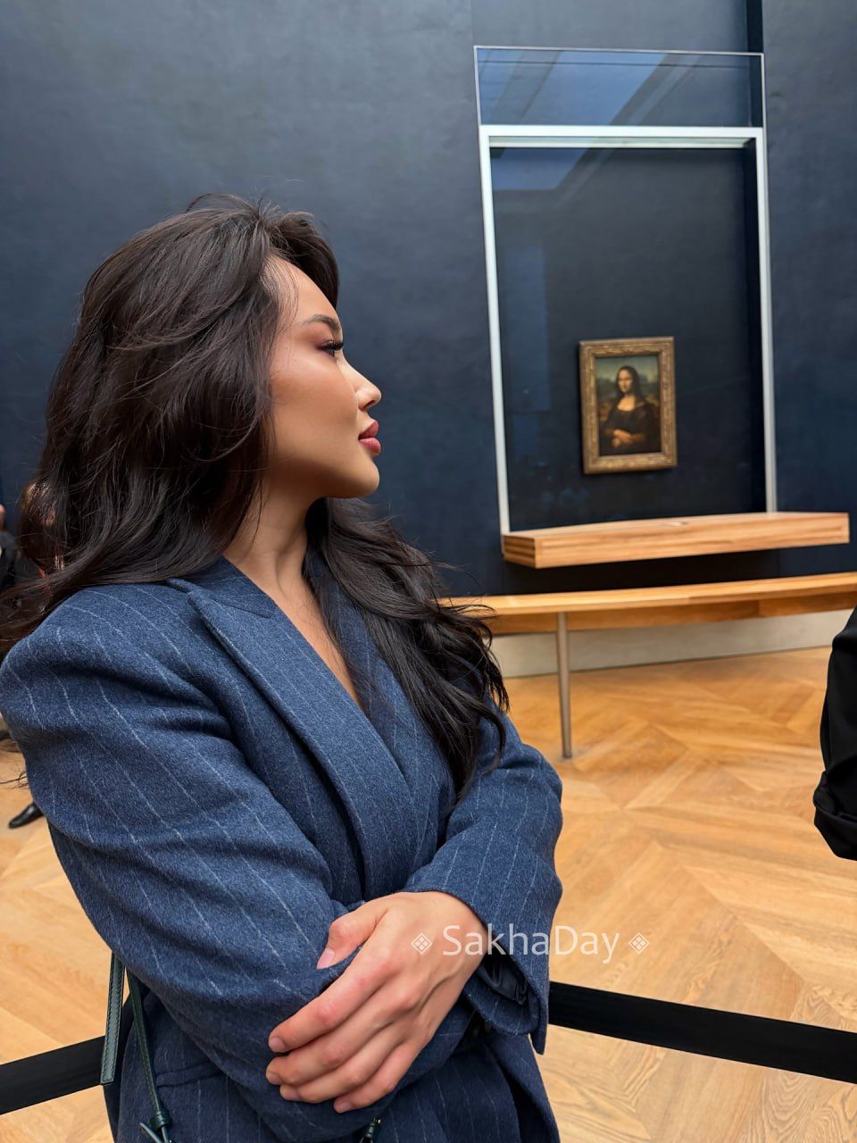 Красотки якутянки станцевали осуохай перед Лувром и поинтересовались, кому что взять