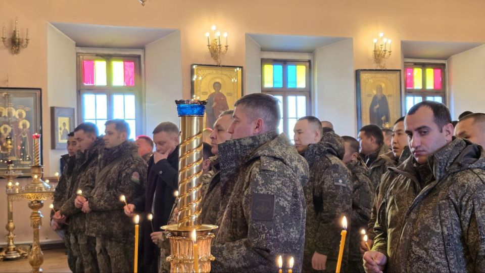 Участники III Республиканского антифашистского форума «Народ и армия едины» и бойцы СВО посетили Преображенский храм в Якутске