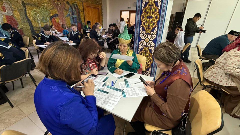 В Якутске написали Большой этнографический диктант ко Дню народного единства В Якутске написали Большой этнографический диктант ко Дню народного единства