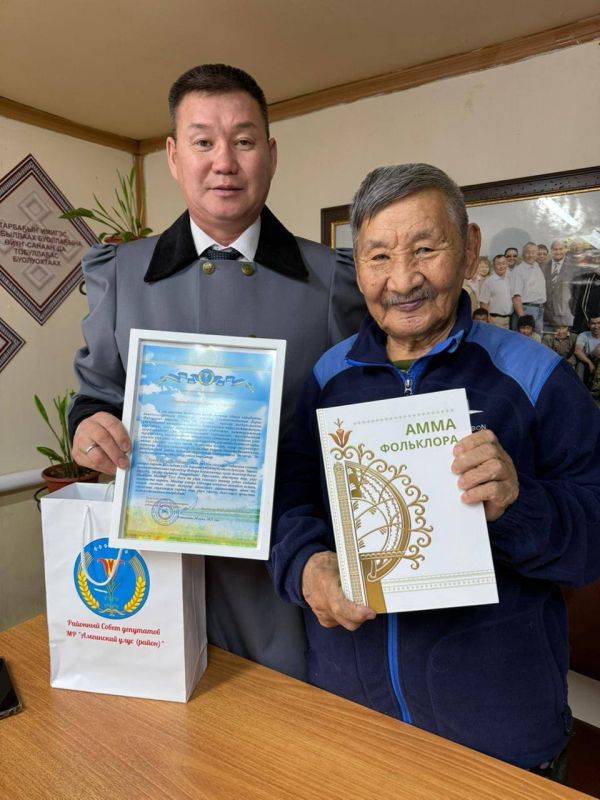 Амма улууун талааннаах худуоунньуга Николай Николаевич Рязанскай Мандар Уус айар лэтин хоуйбут хартыынатын биир дойдулаахтара Мандар Ууска бэлэх ууннулар Амма улууун талааннаах худуоунньуга Николай Николаевич Рязанскай Мандар Уус айар лэтин хоуйбут хартыынатын биир дойдулаахтара Мандар Ууска бэлэх ууннулар