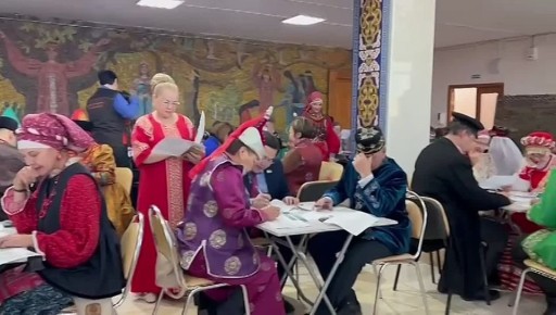 Около 140 человек пишут этнографический диктант в Доме дружбы народов сегодня, в День народного единства