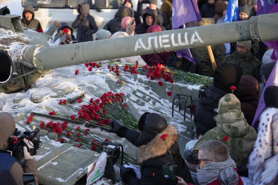 Память о подвиге»: в Якутске открылись выставки фронтовых фотографов и художников Восточного военного округа Память о подвиге»: в Якутске открылись выставки фронтовых фотографов и художников Восточного военного округа