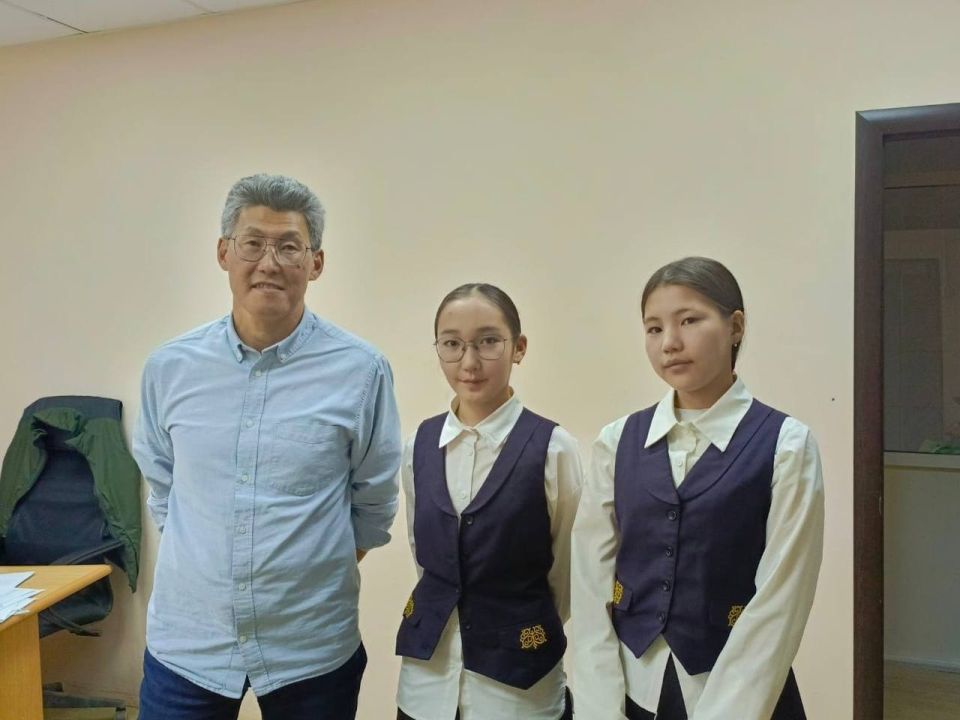 Юнкоры медиа-школы «Кэскил» встретились с главой Октябрьского округа