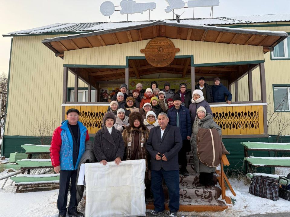 Амма улууун талааннаах худуоунньуга Николай Николаевич Рязанскай Мандар Уус айар лэтин хоуйбут хартыынатын биир дойдулаахтара Мандар Ууска бэлэх ууннулар Амма улууун талааннаах худуоунньуга Николай Николаевич Рязанскай Мандар Уус айар лэтин хоуйбут хартыынатын биир дойдулаахтара Мандар Ууска бэлэх ууннулар