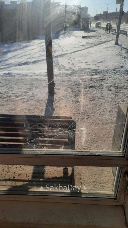 #пишут Опять на остановке Архив в сторону аэропорта разбито стекло #отподписчика @sakhaday #пишут Опять на остановке Архив в сторону аэропорта разбито стекло #отподписчика @sakhaday