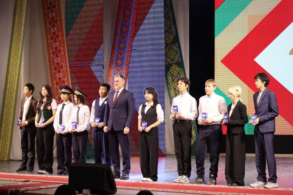 В День народного единства председатель правительства Якутии Кирилл Бычков вручил паспорта 10 юным якутянам на праздничном концерте в Доме дружбы народов
