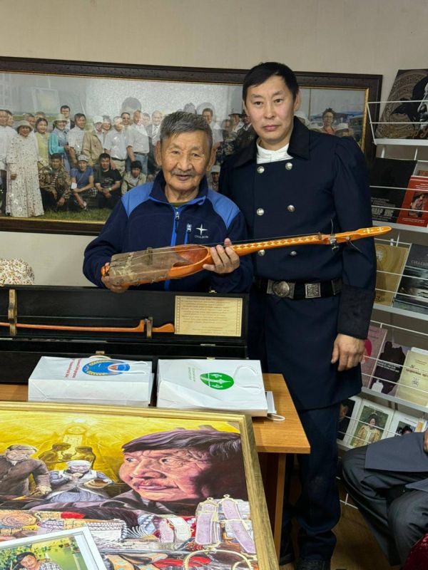 Амма улууун талааннаах худуоунньуга Николай Николаевич Рязанскай Мандар Уус айар лэтин хоуйбут хартыынатын биир дойдулаахтара Мандар Ууска бэлэх ууннулар Амма улууун талааннаах худуоунньуга Николай Николаевич Рязанскай Мандар Уус айар лэтин хоуйбут хартыынатын биир дойдулаахтара Мандар Ууска бэлэх ууннулар