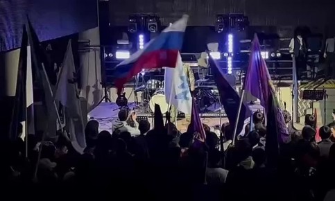 В корпусе факультетов естественных наук СВФУ проходит концерт, который собрал около 500 человек