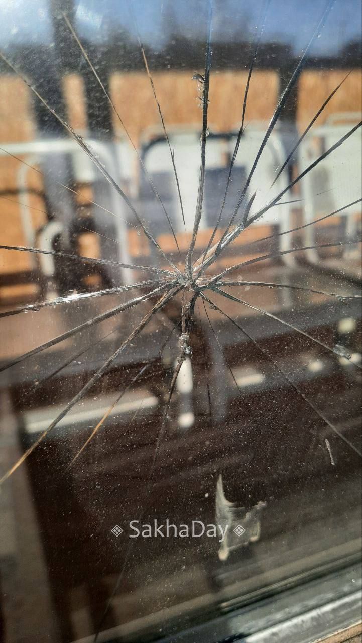 #пишут Опять на остановке Архив в сторону аэропорта разбито стекло #отподписчика @sakhaday