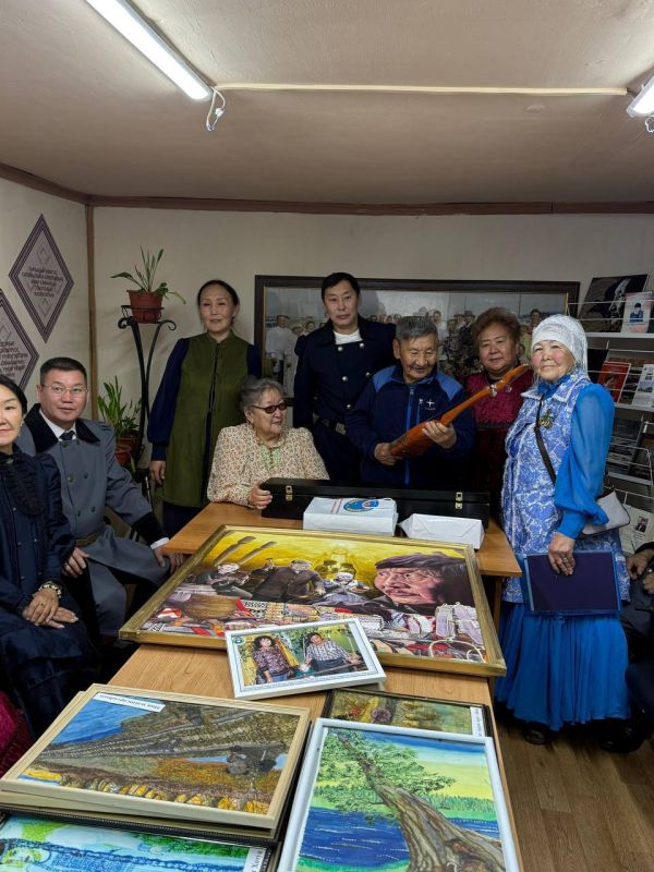 Амма улууун талааннаах худуоунньуга Николай Николаевич Рязанскай Мандар Уус айар лэтин хоуйбут хартыынатын биир дойдулаахтара Мандар Ууска бэлэх ууннулар Амма улууун талааннаах худуоунньуга Николай Николаевич Рязанскай Мандар Уус айар лэтин хоуйбут хартыынатын биир дойдулаахтара Мандар Ууска бэлэх ууннулар