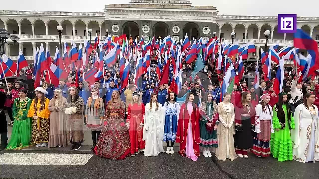 Жители Москвы участвуют в марше с российскими флагами в честь Дня народного единства