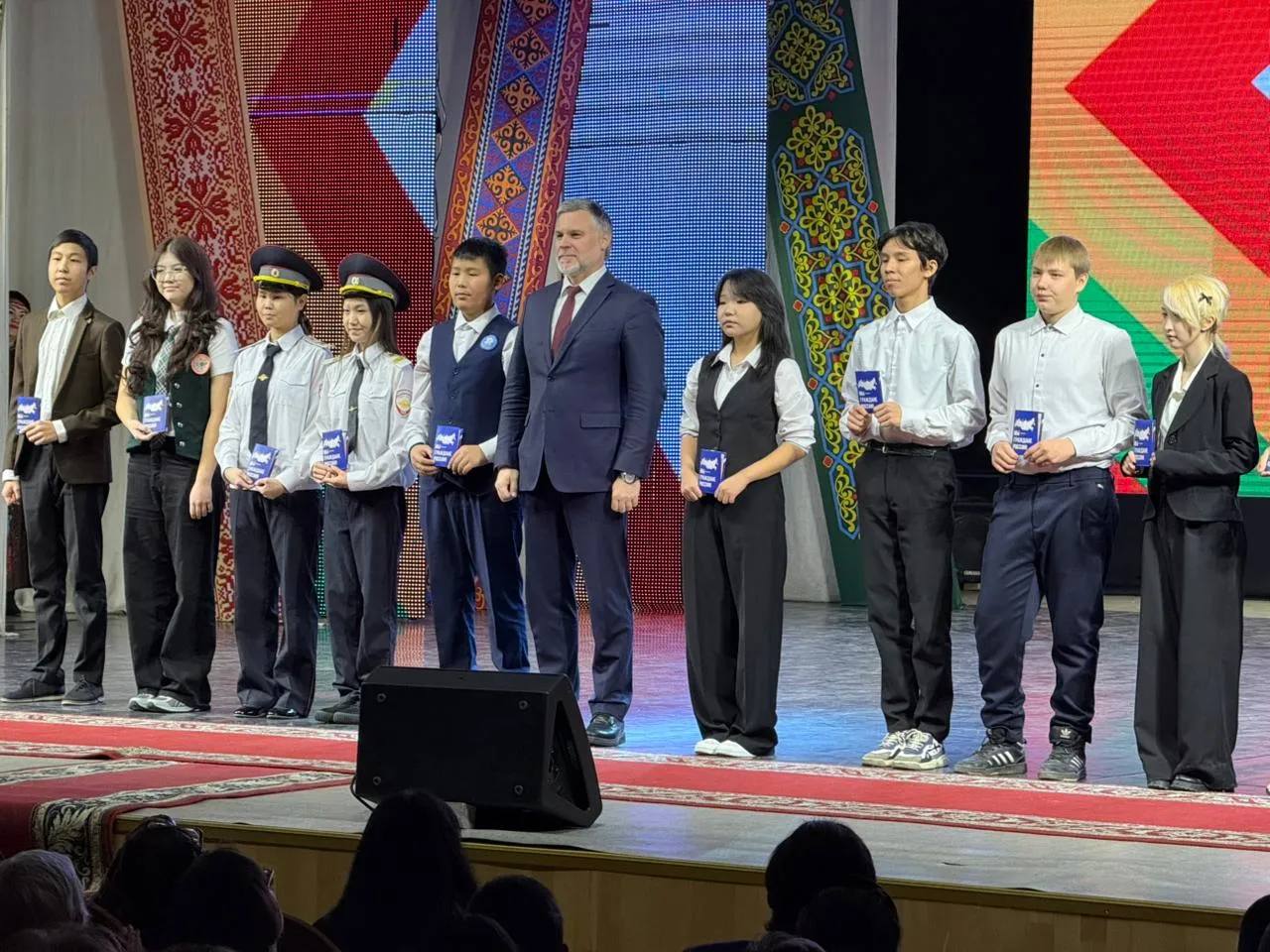 В День народного единства юные жители Якутии получили паспорта гражданина РФ