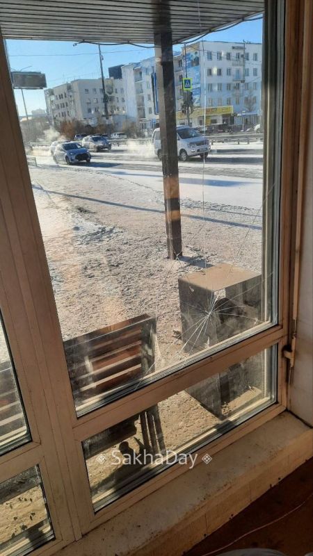 #пишут Опять на остановке Архив в сторону аэропорта разбито стекло #отподписчика @sakhaday #пишут Опять на остановке Архив в сторону аэропорта разбито стекло #отподписчика @sakhaday