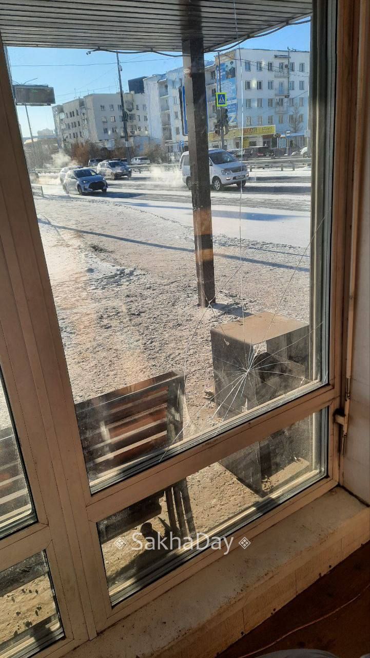 #пишут Опять на остановке Архив в сторону аэропорта разбито стекло #отподписчика @sakhaday #пишут Опять на остановке Архив в сторону аэропорта разбито стекло #отподписчика @sakhaday