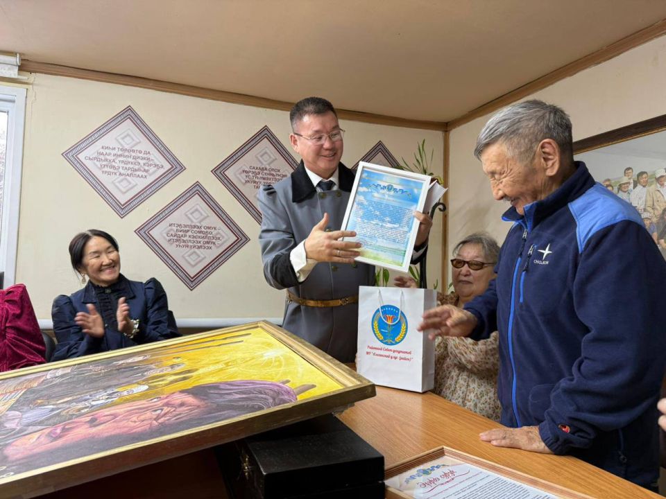 Амма улууун талааннаах худуоунньуга Николай Николаевич Рязанскай Мандар Уус айар лэтин хоуйбут хартыынатын биир дойдулаахтара Мандар Ууска бэлэх ууннулар Амма улууун талааннаах худуоунньуга Николай Николаевич Рязанскай Мандар Уус айар лэтин хоуйбут хартыынатын биир дойдулаахтара Мандар Ууска бэлэх ууннулар