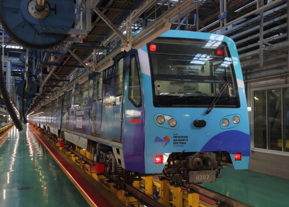 Брендированный поезд «Дальневосточный экспресс» вышел на линию столичного метрополитена Брендированный поезд «Дальневосточный экспресс» вышел на линию столичного метрополитена