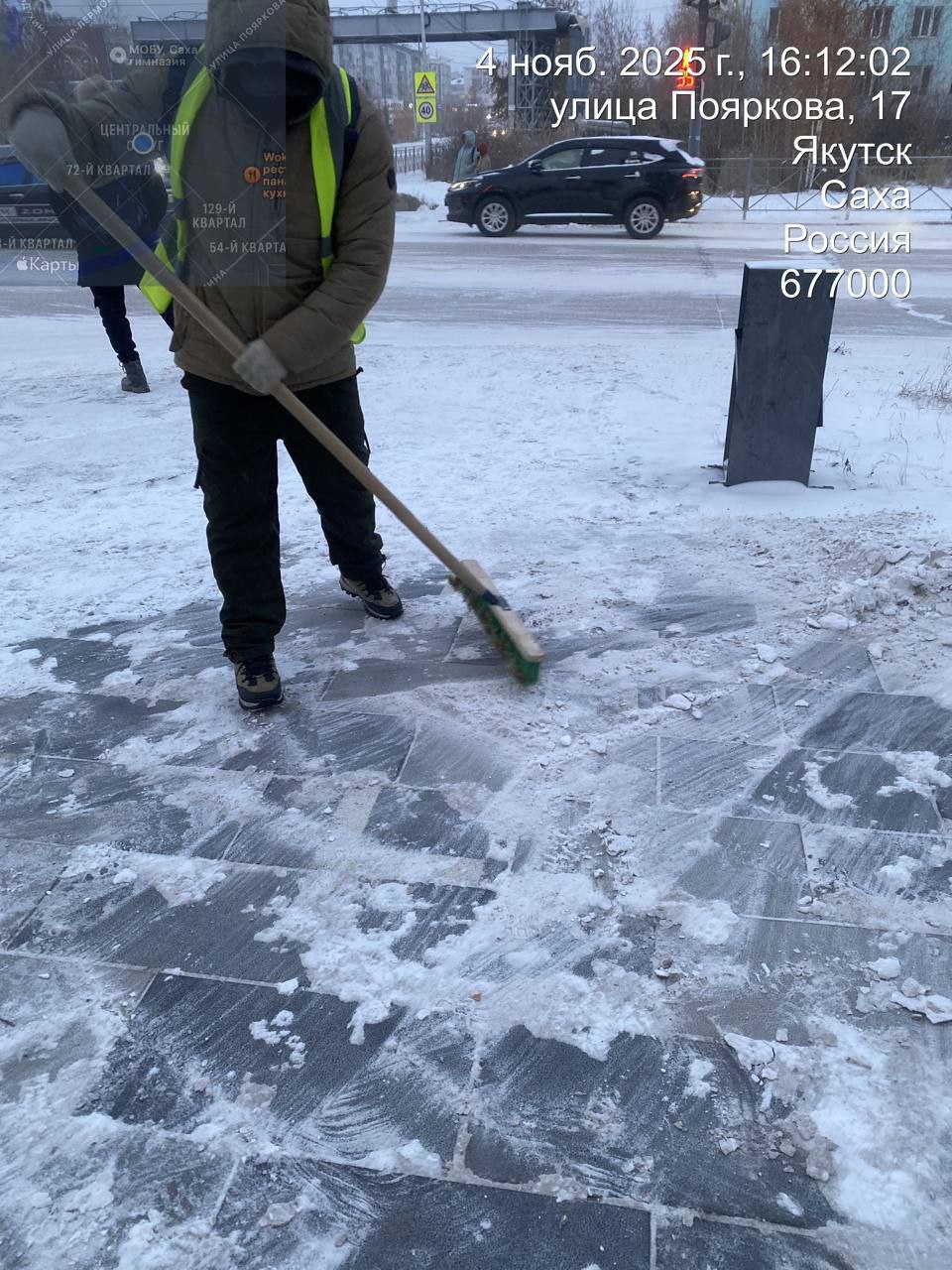 Работа подрядчика Управы Центрального округа по уборке тротуаров Работа подрядчика Управы Центрального округа по уборке тротуаров