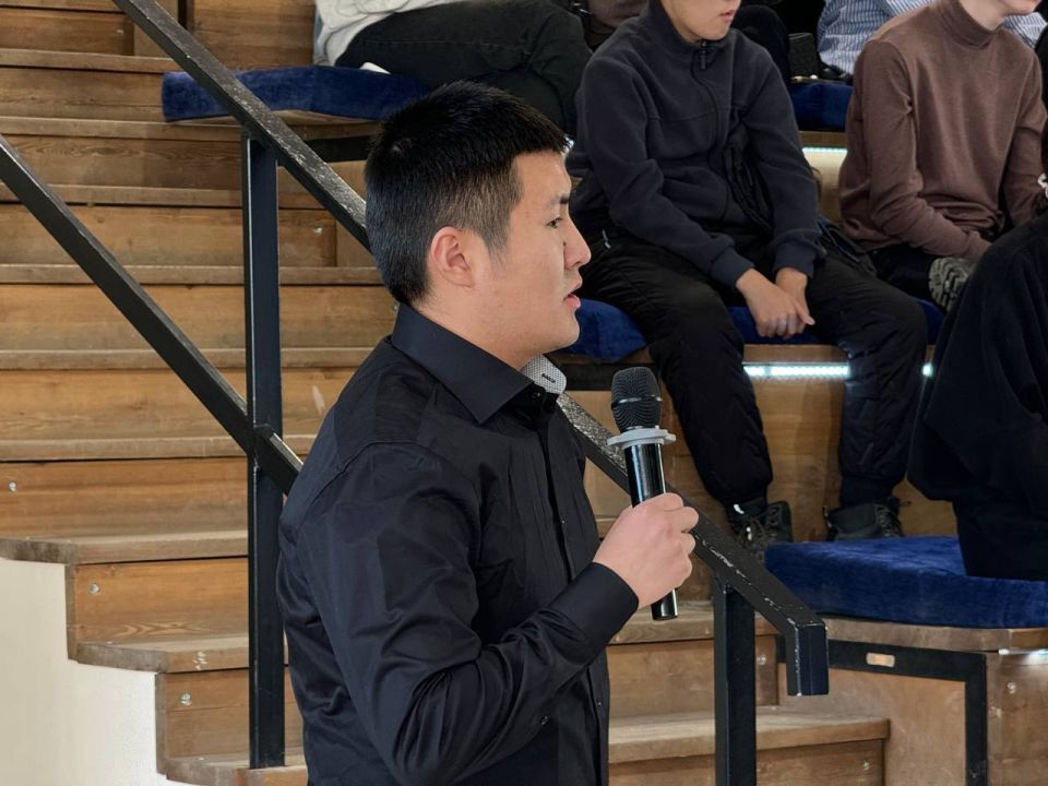 Открытый диалог: студенты СВФУ пообщались с генерал-лейтенантом Романом Грековым Открытый диалог: студенты СВФУ пообщались с генерал-лейтенантом Романом Грековым