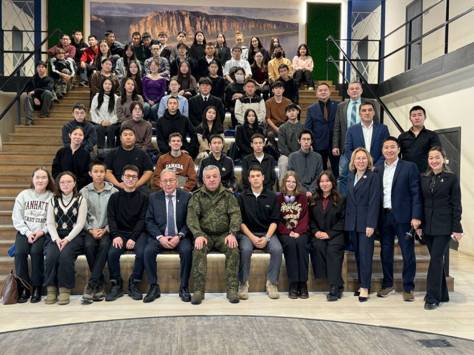 Открытый диалог: студенты СВФУ пообщались с генерал-лейтенантом Романом Грековым