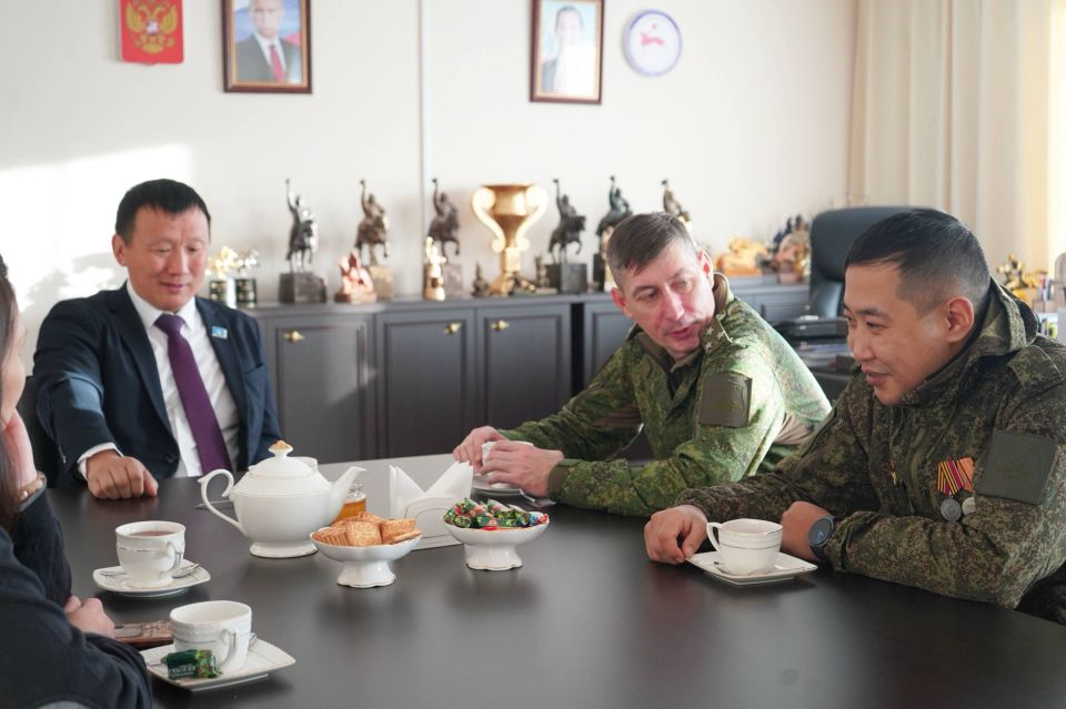 Сегодня наш улус с рабочим визитом посетила представительная делегация во главе с заместителем командующего Южным военным округом полковником Михаилом Анатольевичем Досуговым Сегодня наш улус с рабочим визитом посетила представительная делегация во главе с заместителем командующего Южным военным округом полковником Михаилом Анатольевичем Досуговым