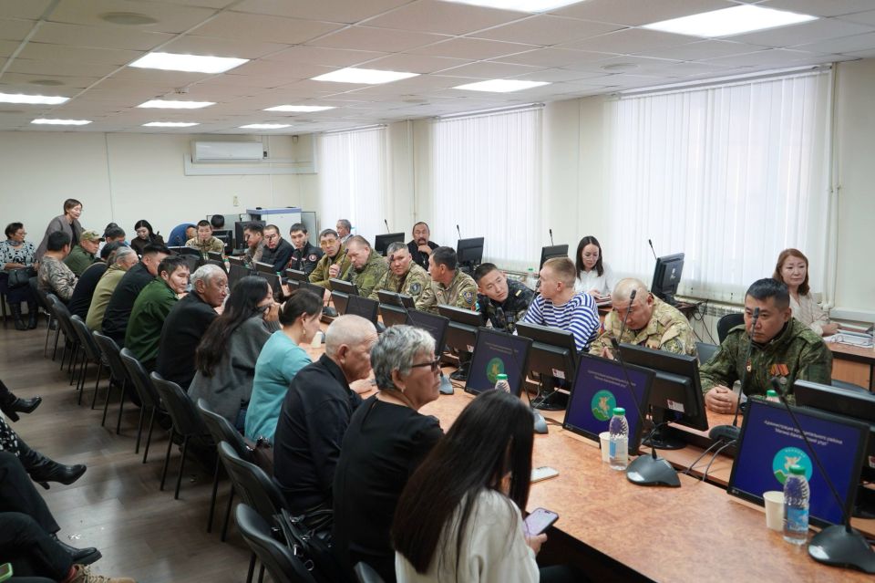 Сегодня наш улус с рабочим визитом посетила представительная делегация во главе с заместителем командующего Южным военным округом полковником Михаилом Анатольевичем Досуговым Сегодня наш улус с рабочим визитом посетила представительная делегация во главе с заместителем командующего Южным военным округом полковником Михаилом Анатольевичем Досуговым