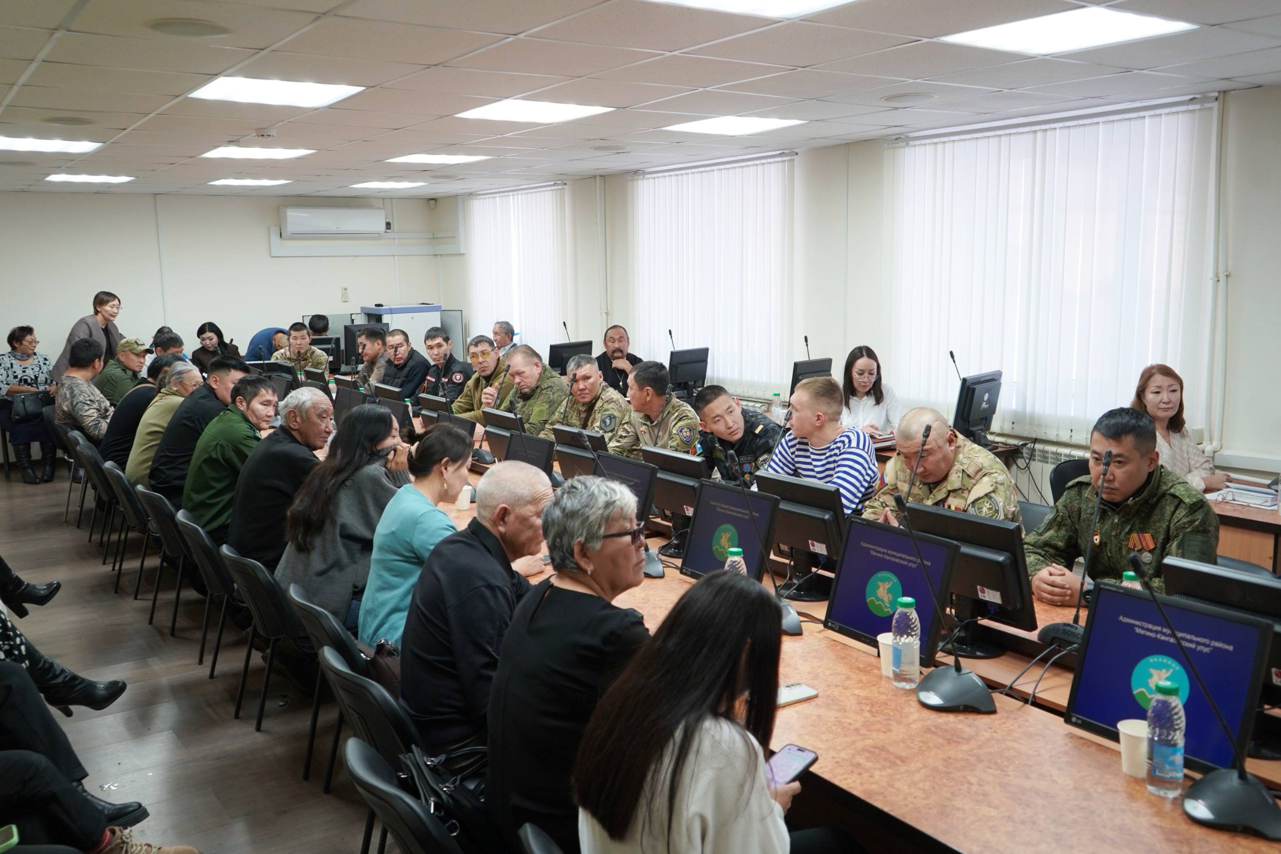 Сегодня наш улус с рабочим визитом посетила представительная делегация во главе с заместителем командующего Южным военным округом полковником Михаилом Анатольевичем Досуговым Сегодня наш улус с рабочим визитом посетила представительная делегация во главе с заместителем командующего Южным военным округом полковником Михаилом Анатольевичем Досуговым