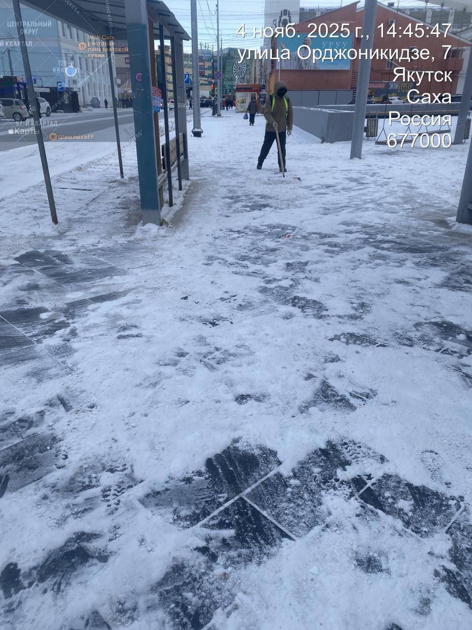 Работа подрядчика Управы Центрального округа по уборке тротуаров