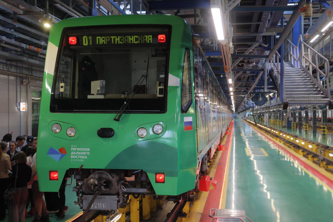 Брендированный поезд «Дальневосточный экспресс» вышел на линию столичного метрополитена Брендированный поезд «Дальневосточный экспресс» вышел на линию столичного метрополитена