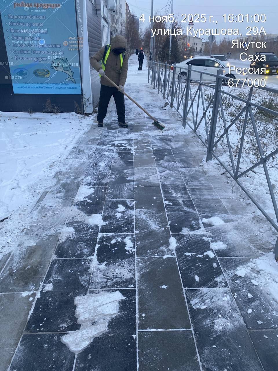 Работа подрядчика Управы Центрального округа по уборке тротуаров Работа подрядчика Управы Центрального округа по уборке тротуаров