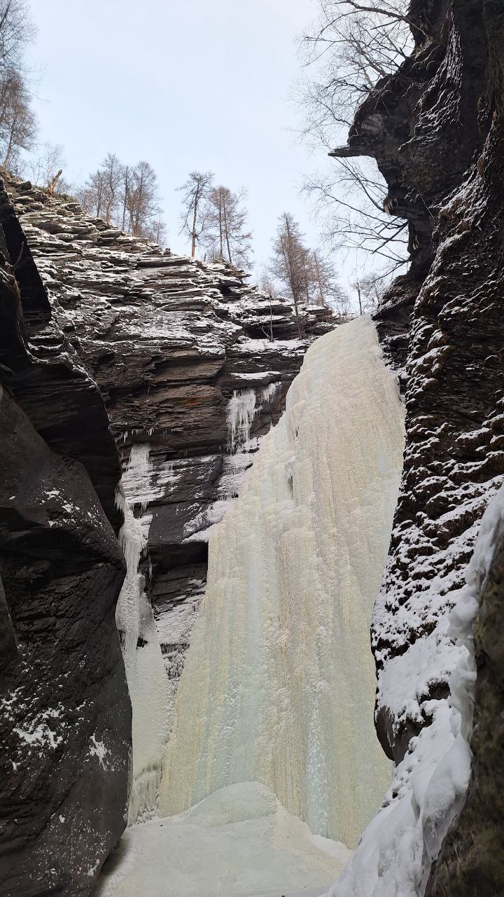 Замёрзший водопад на р. Прямой Замёрзший водопад на р. Прямой