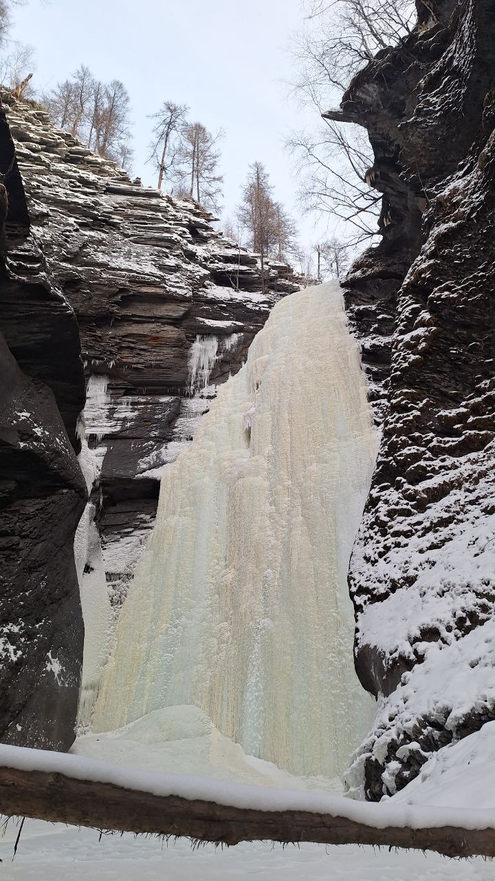 Замёрзший водопад на р. Прямой Замёрзший водопад на р. Прямой