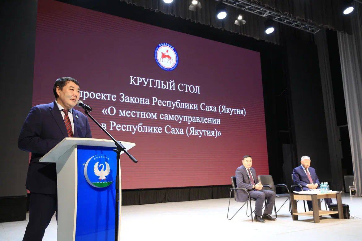 Спикер Ил Тумэна Алексей Еремеев провёл рабочую поездку в Намский улус Спикер Ил Тумэна Алексей Еремеев провёл рабочую поездку в Намский улус